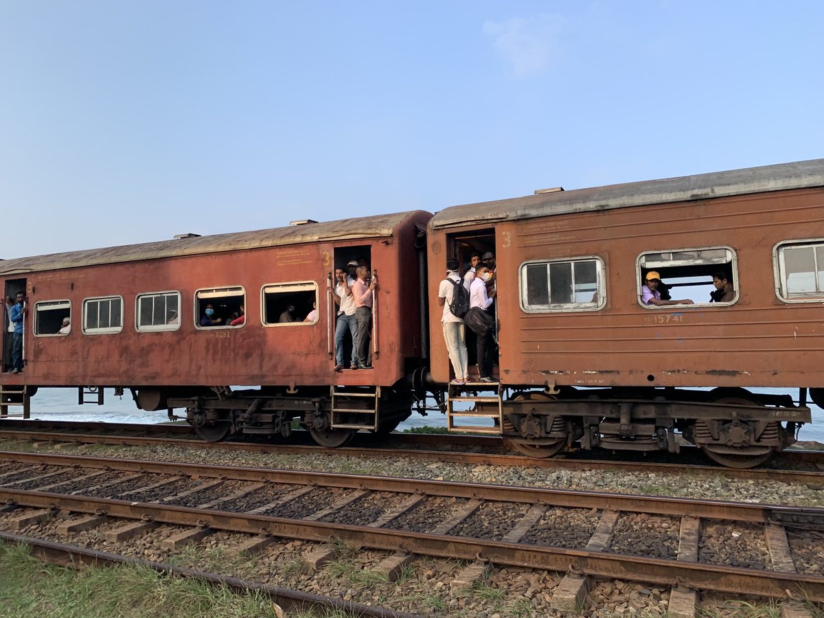 orlandoedw's tweet photo. #srilanka #train en route to Fort station this morning
#rightsideofthetracks https://t.co/DkCJsC5mZk