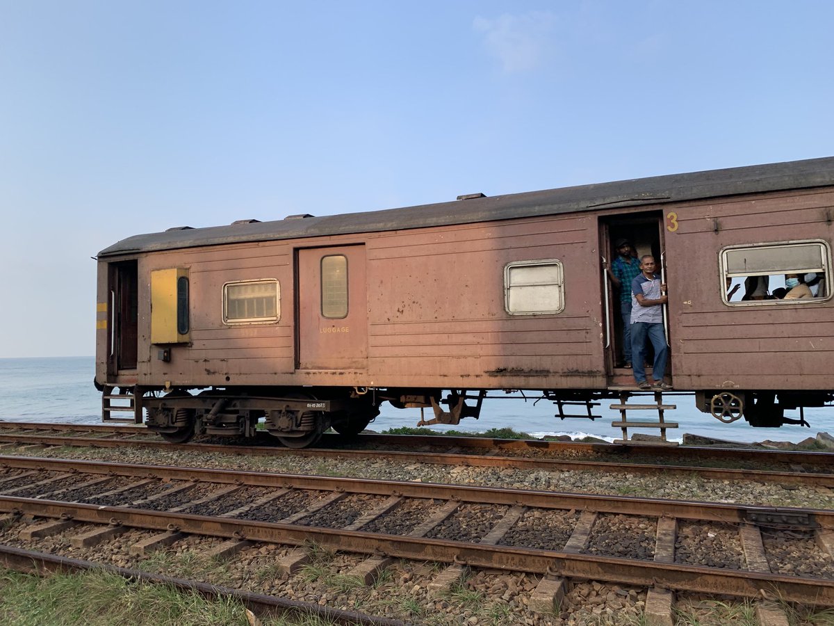 orlandoedw's tweet photo. #srilanka #train en route to Fort station this morning
#rightsideofthetracks https://t.co/DkCJsC5mZk