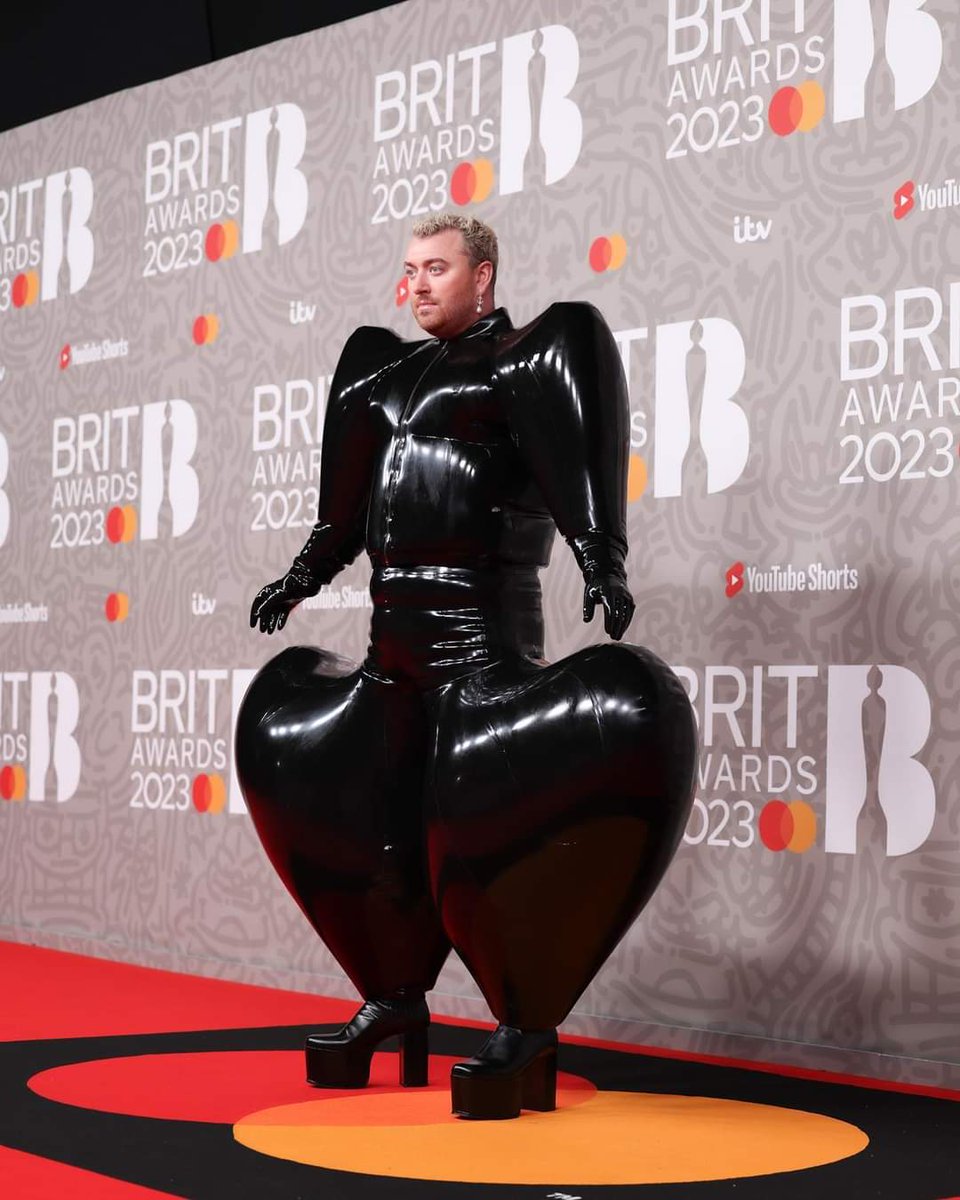 Swindonwiltspri's tweet photo. If this was Lady Gaga at the Brit Awards it would go down in history, not ridiculed. Fashion isn’t just for "thin", straight people. Music isn’t just for "thin", straight people.

We will always be #TeamSamSmith #bekind 

#nonbinary @samsmith #LGBTQIA #swindonwiltshirepride https://t.co/qRyWDpAtG6