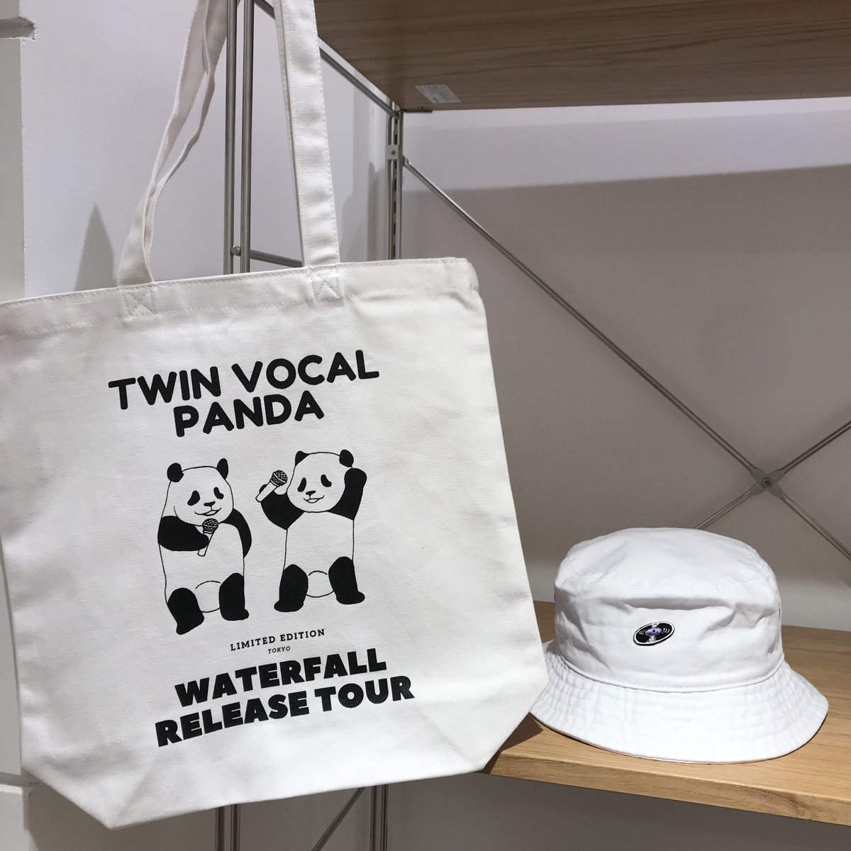 WATERFALL1989's tweet photo. 【「WATERFALL #錦糸町パルコ 3F期間限定店」夜21時まで営業しています】
#上野 #上野動物園 から #錦糸町 までスグ♪
5Fには #タワーレコード錦糸町店
同階には輸入菓子 #PXSTORE☆
#CD も #お菓子 も一杯入る!
「#双子パンダ #ボーカル #トートバッグ」
https://t.co/7be22CtLyN
#住吉 #清澄白河 https://t.co/K0gPp8rx4J