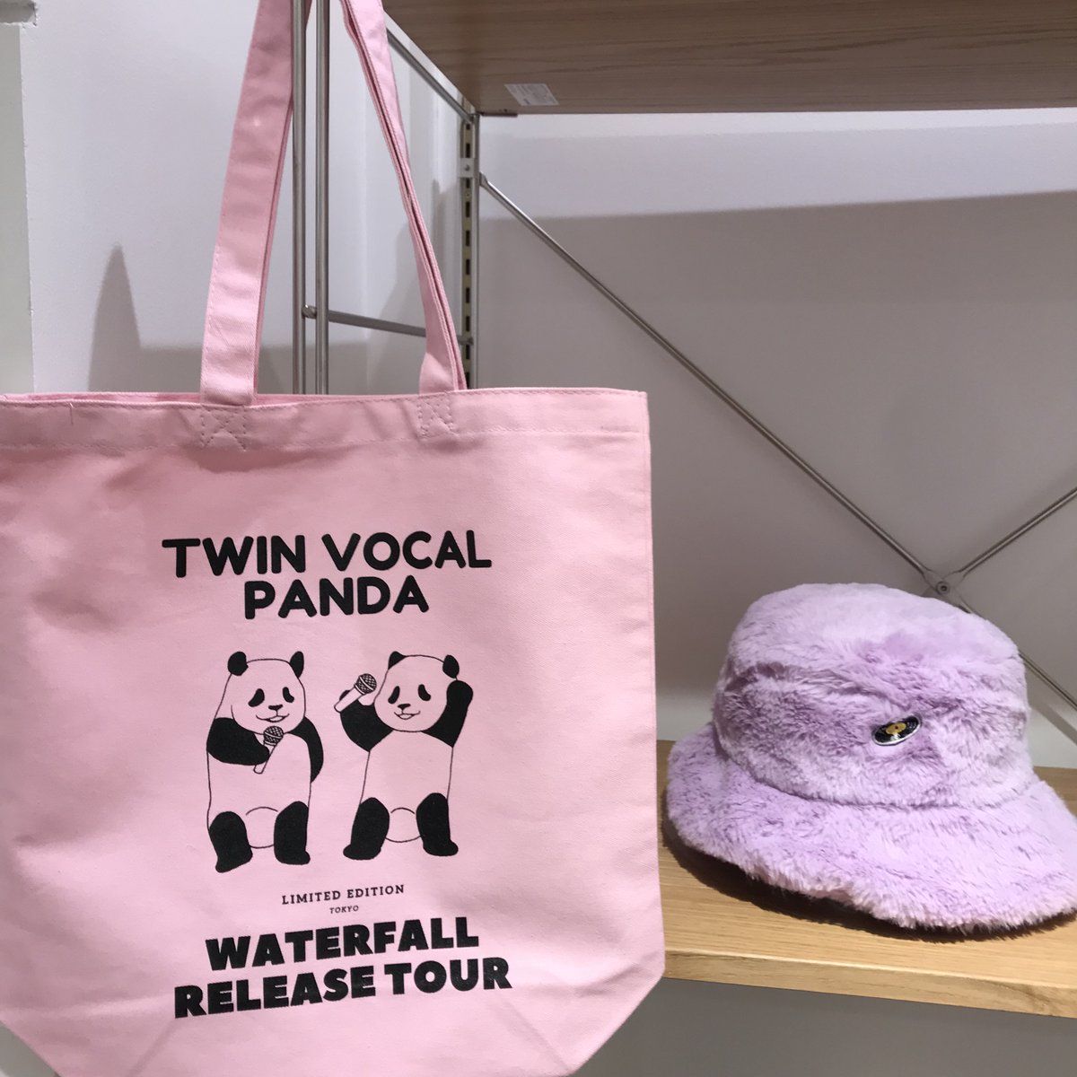 WATERFALL1989's tweet photo. 【「WATERFALL #錦糸町パルコ 3F期間限定店」夜21時まで営業しています】
#上野 #上野動物園 から #錦糸町 までスグ♪
5Fには #タワーレコード錦糸町店
同階には輸入菓子 #PXSTORE☆
#CD も #お菓子 も一杯入る!
「#双子パンダ #ボーカル #トートバッグ」
https://t.co/7be22CtLyN
#住吉 #清澄白河 https://t.co/K0gPp8rx4J