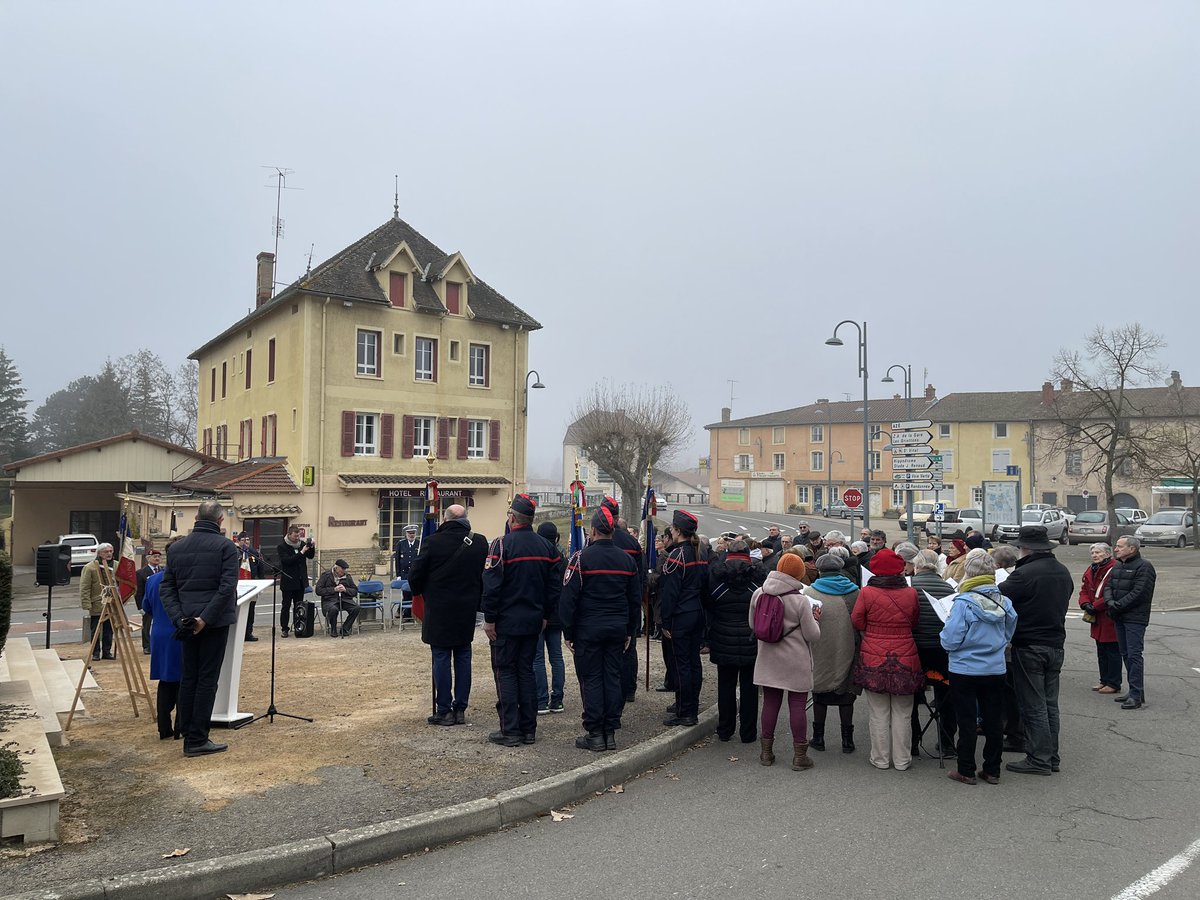 Prefet71's tweet photo. #memoire | Cérémonie du 79eme anniversaire de la rafle du 14 février de Cluny, en présence d’Agnès CHAVANON, sous-préfète de Mâcon. 

66 personnes furent déportées. 40 ne revinrent pas.

Soufflons inlassablement sur les braises de la Résistance pour maintenir sa flamme. https://t.co/hWmEU83Ju0