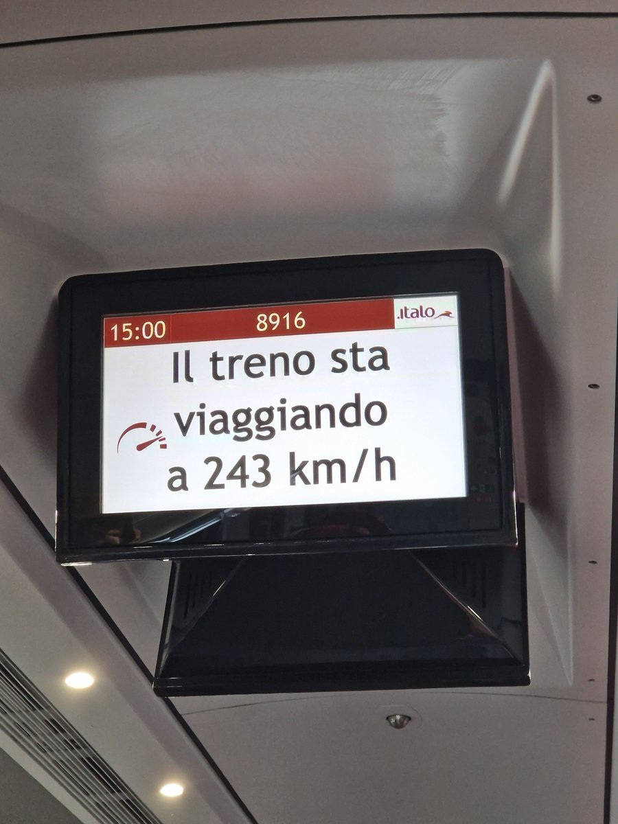 peterlovsin's tweet image. Hitro se pelje po laških železnicah.