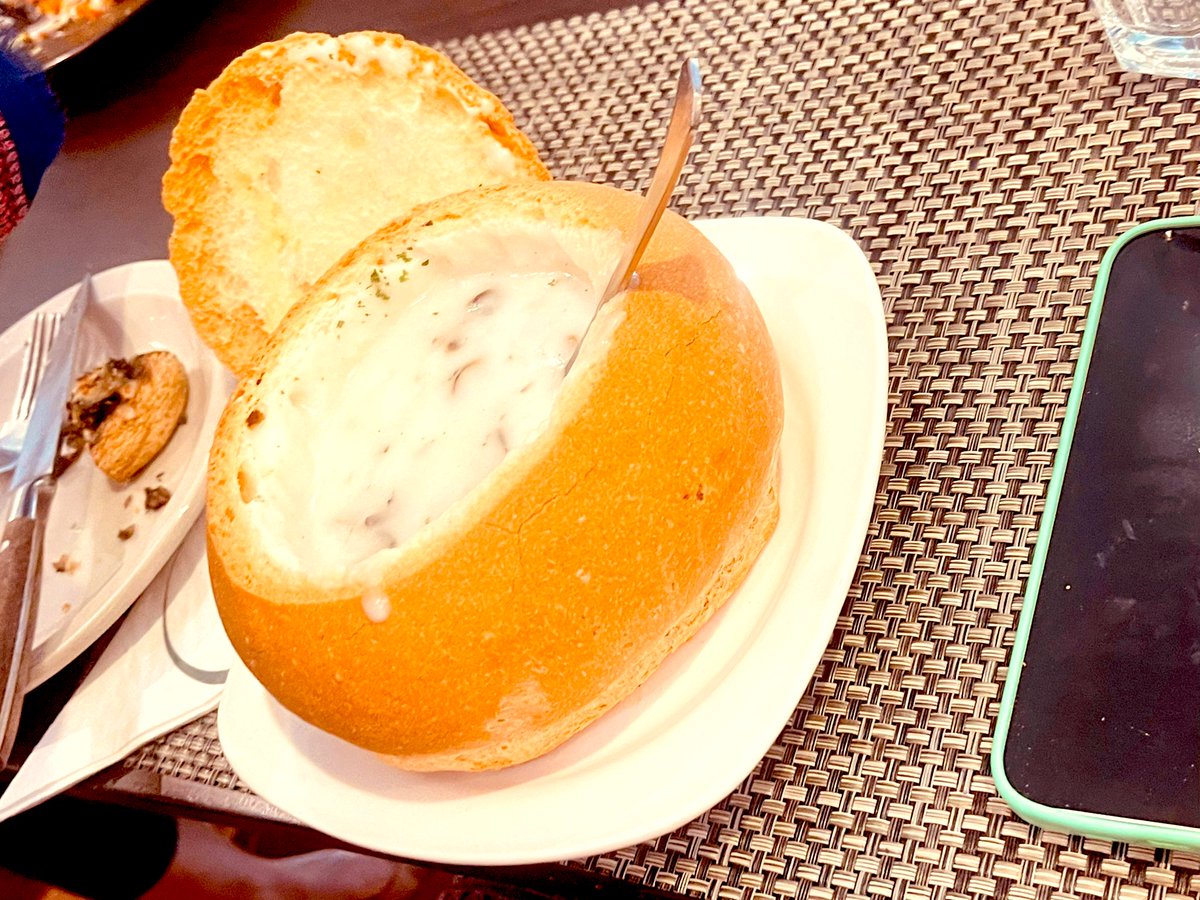 handollwithcare's tweet image. Sunday lunch ho aur special na ho? 🤔☺️ 
#NotPossible 
French onion soup &amp;amp; bar b q chicken shashlik with cheese 😋😋😋
#Foodies
#foodphotography