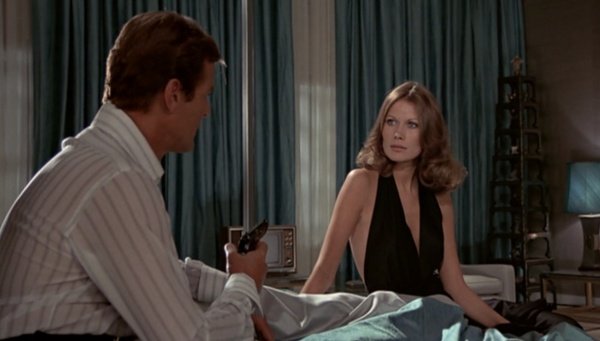 Happy birthday to Maud Adams.
One of the many women to have found her way into Bond's hotel room and get more than an offer of an ice cream.

#TheManWithTheGoldenGun