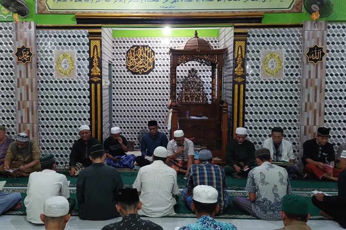 lpsarolanguncom's tweet photo. Halo Sahabat #Lasaro
Lapas Sarolangun membuat inovasi yang disebut Ya Kalam (Yasinan Kamis Malam). Kegiatan ini diikuti oleh Warga Binaan dan tentunya dalam pengawasan Petugas Pemasyarakatan di Masjid At Taubah Lapas Sarolangun.
#LapasSarolangun
#YaKalam https://t.co/ZXo66DwnF2