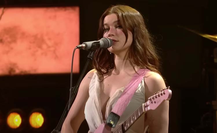 binauralblog's tweet photo. BRIT Awards 2023: @wetlegband interpretan ‘Chaise Longue’ y recuperan un mítico discurso de Alex Turner. 'That rock ‘n’ roll, hey? That rock ‘n’ roll. It just won’t go away' https://t.co/fZI3UvYXJw https://t.co/9uYydrfw1m
