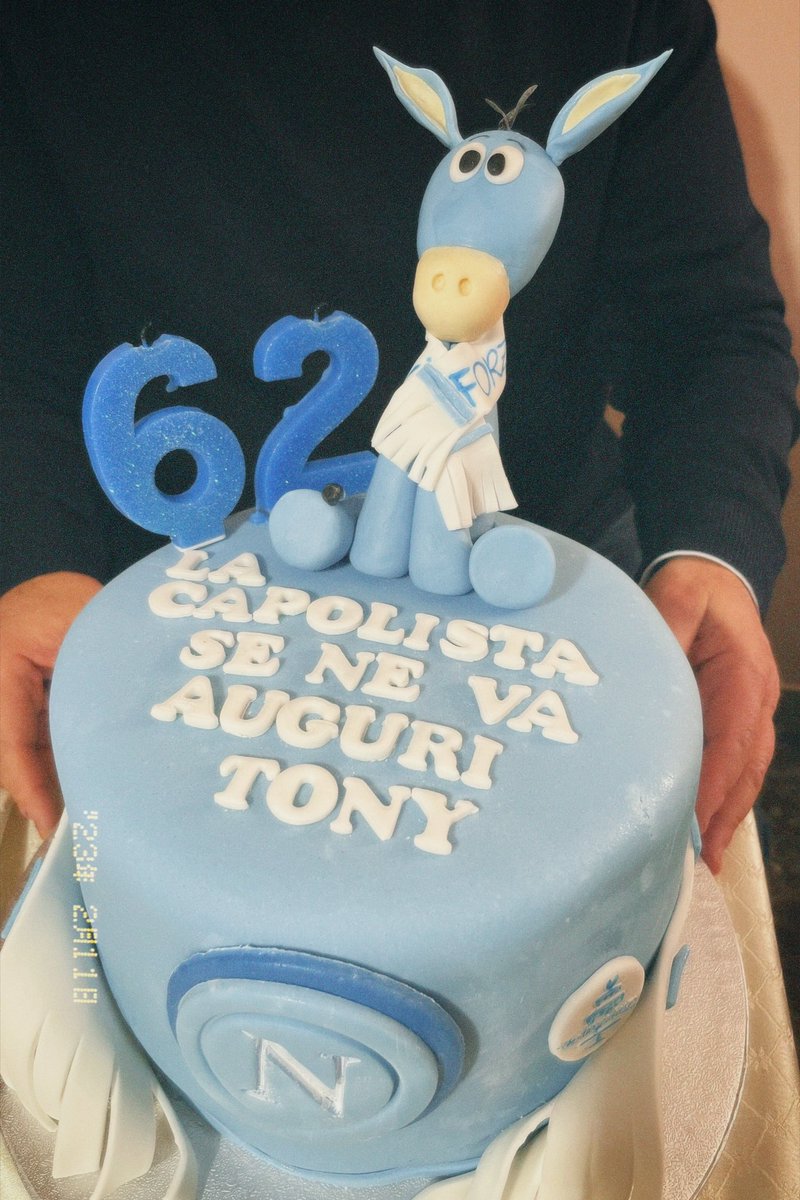 chia_mon5's tweet photo. io innamorata (e anche morta) per la torta di mio papà 😂😂💙💙💀💀💀

@sscnapoli 

#SSCNAPOLI 
#napoli https://t.co/zUoYbKfH1h