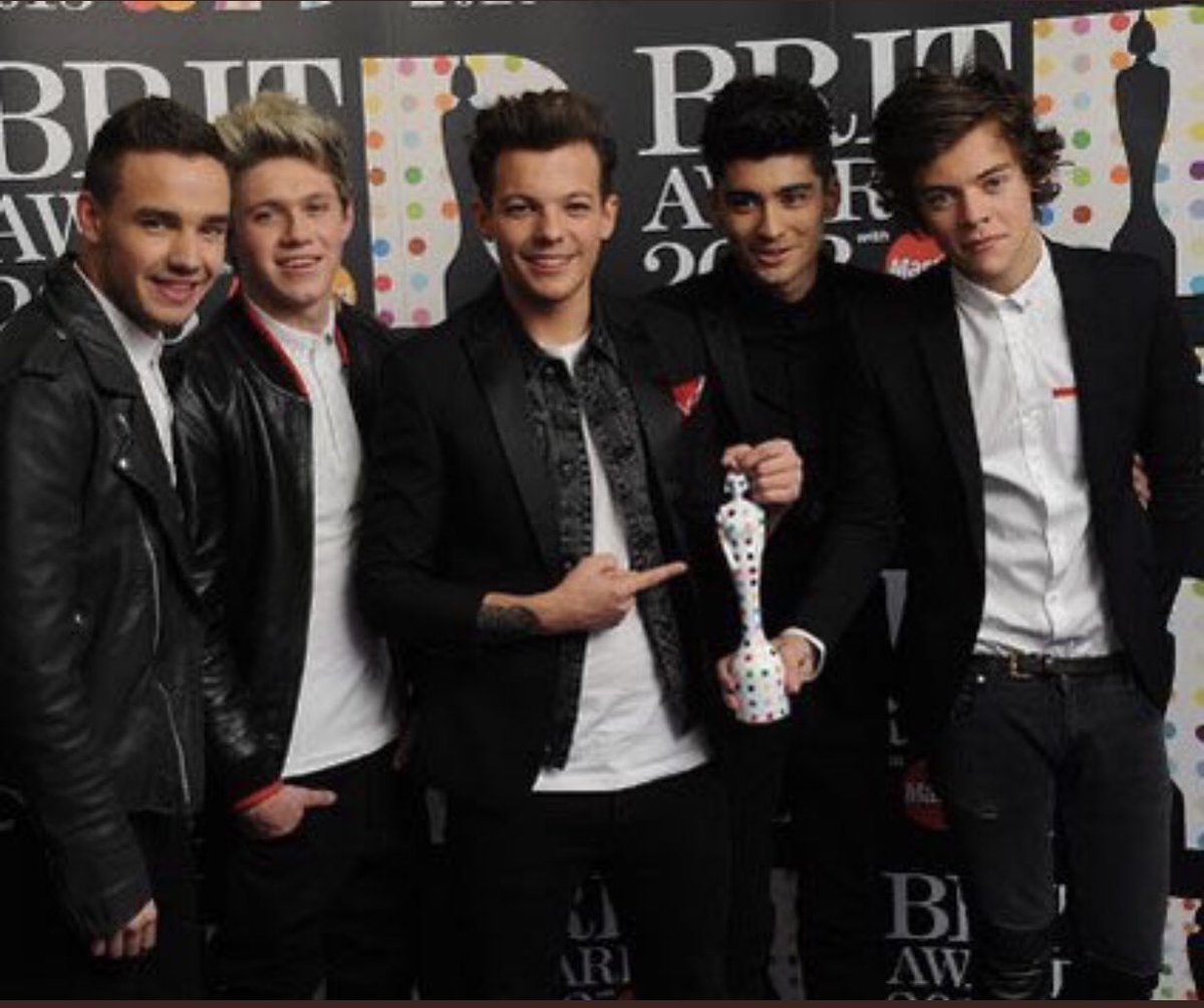 hope183x's tweet photo. OMG HARRY TURNED THEM INTO STATUES😭💀 https://t.co/lkJ9UFoLST