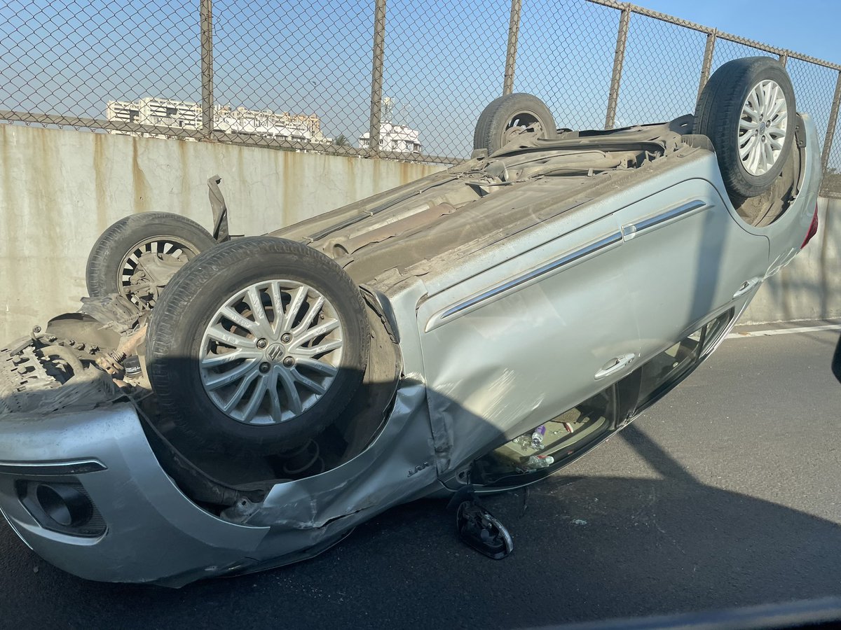 deepa_05's tweet image. Terrible accident on BKC Connector, towards Chembur. @TimesNow @timesofindia @mumbaimirror @MTPHereToHelp