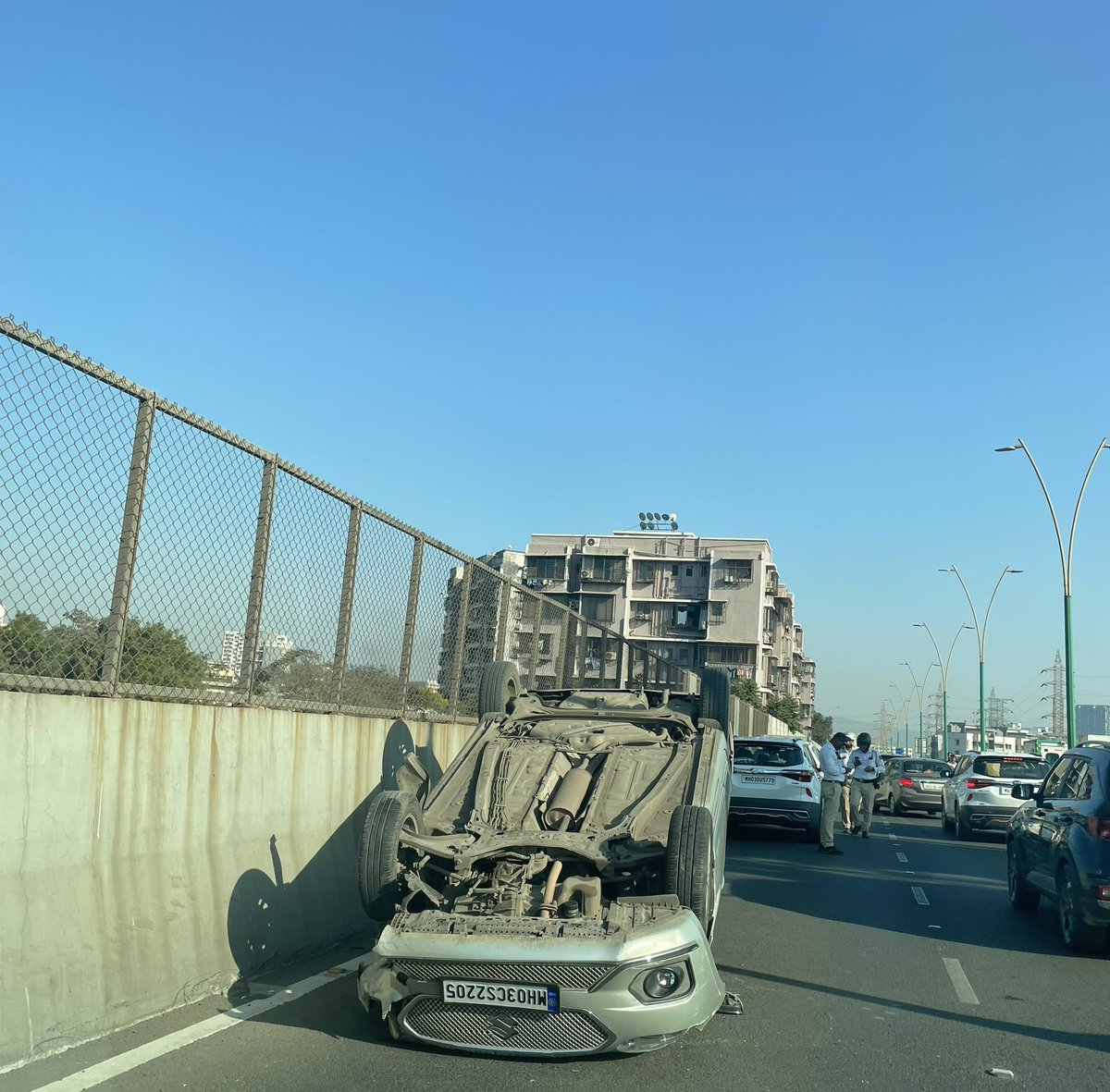 deepa_05's tweet image. Terrible accident on BKC Connector, towards Chembur. @TimesNow @timesofindia @mumbaimirror @MTPHereToHelp