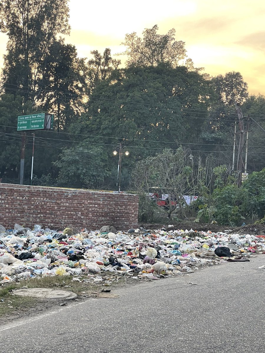 orchid890's tweet photo. Look what a smart city , this is the condition of the main road in Civil Lines Moradabad.
The government is just making new structures in the town but no attention is paid to cleanliness or increasing traffic #SmartCity #moradabad #YogiAdityanath #UPCM #nagarnigammoradad #PMModi https://t.co/7XXqKyj9Zj