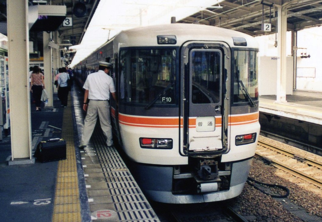 Tomo_Ishigaki's tweet photo. 「我が家に眠る懐かしの鉄道写真シリーズ」
東京から静岡に到着した373系の普通列車。＠静岡駅2000.6.4
#373系 #乗り得列車 #321M https://t.co/XwqtlV3tkq