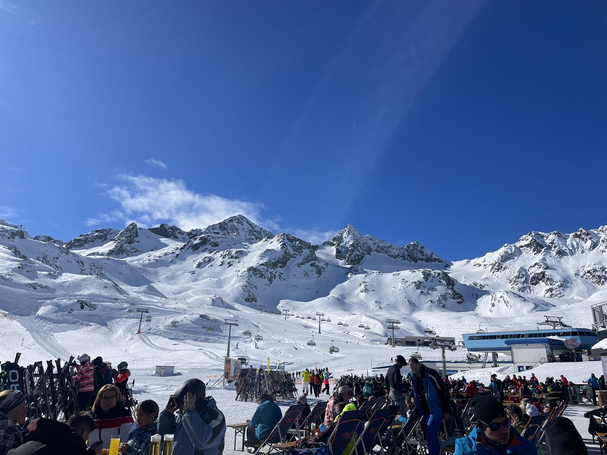 jenjen1985's tweet photo. Lunch with a view #skifun @stubaigletscher https://t.co/7zXgm4rSxE