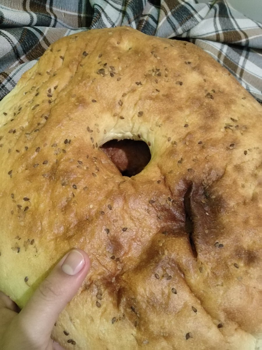 Bu akşam yediğimiz bu ekmeği hayatımda hiç görmediğim tanımadığım Mardin'deki teyzeler, ablalar yapmış paketleyip yardım tırlarına yüklemişler ve memletime Hatay'a kadar gelerek bugün soframızda yerini aldı...