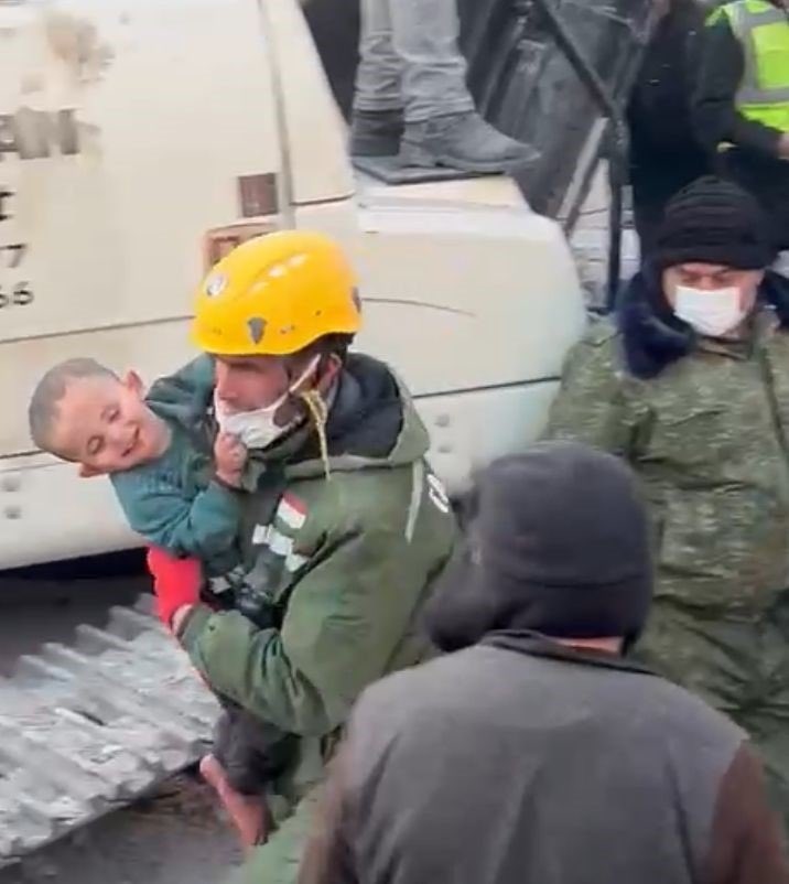 Ne zaman düşersen bu çocuğun gülümseyişini hatırla!!!
Nefes aldığın sürece umut var demektir!!!
İnadına gülümsemeye devam keeee✌️