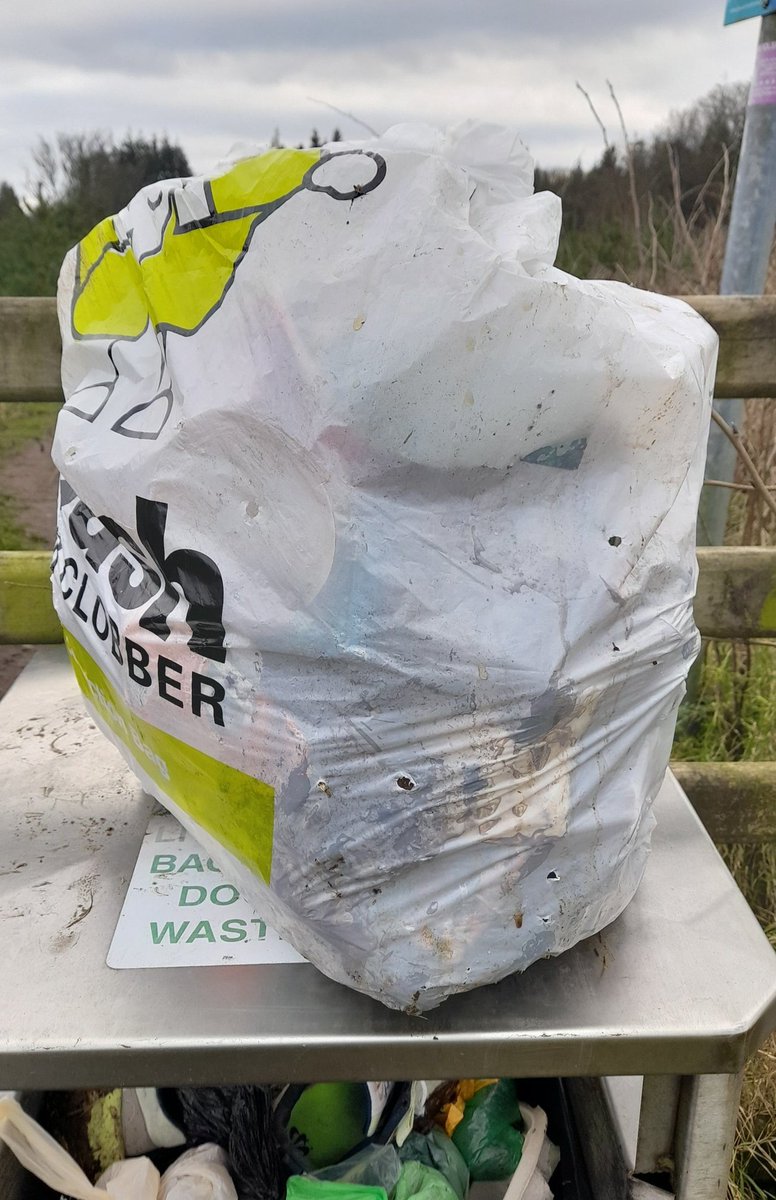 Carried out a second #litterpick today across the lough at the scenic Woodburn Reservoirs. Got really scundered with the number of dog poo bags left at the path side and hanging from trees. The bag was full and stank of 💩 #BagitBinIt @mea_bc @niwnews @ecorangersni @isupportlhlh