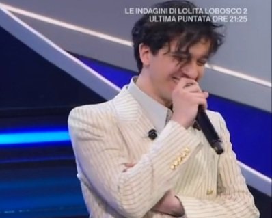simuelvamour's tweet photo. mi farà sempre piangere Tananai che si imbarazza quando riceve dei complimenti 

#DomenicaIn https://t.co/h0Y31iFk9Y