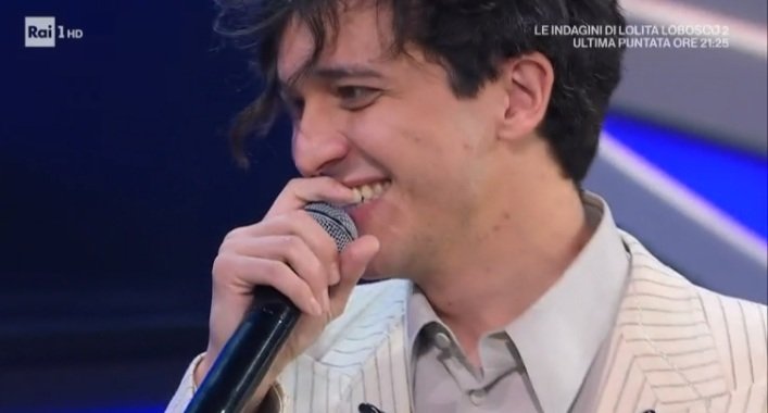simuelvamour's tweet photo. mi farà sempre piangere Tananai che si imbarazza quando riceve dei complimenti 

#DomenicaIn https://t.co/h0Y31iFk9Y