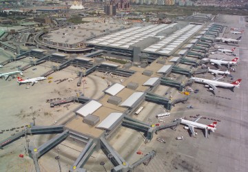 cbaslevent's tweet photo. Atatürk Havalimanı'na sadece özel uçaklar indiği için terminal binaları şu an işlevsiz. Hemen dibinde acil durum hastanesi var; metrosu, otoparkı var. Makul bir maliyetle binlerce kişinin 1 yıl konaklayacağı bir yapıya dönüştürülebilir. https://t.co/G1owx6gvFB