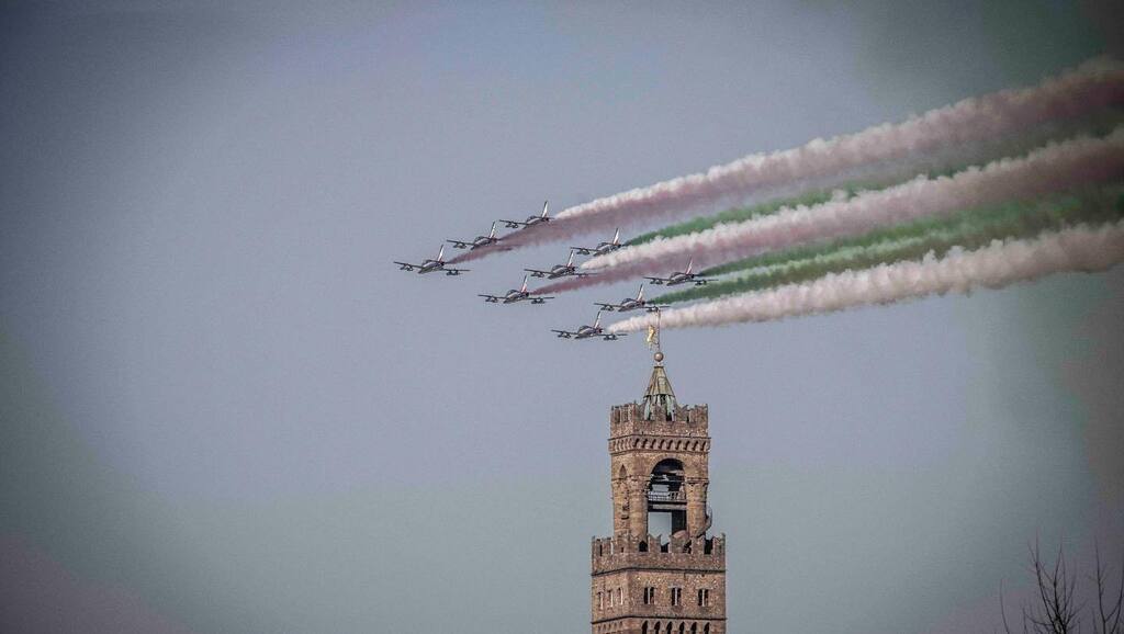 What a fantastic show today over Florence… I arrived just in time to grab a few cool shots of our glorious @freccetricoloriofficialpage 
#florence #airshow #freccetricoloriWhat a fantastic show today over Florence… I arrived just in time to grab a few cool shots of our glori…