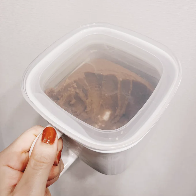 富士ホーローの味噌ポット、やはり買ってよかった!味噌のパックを丸ごと入れられて、パッキン蓋で密閉できる。パカッと開け閉めが楽で、取手も大きくて持ちやすく、味噌もすくいやすい見た目もすっきり。(味噌の取り方が綺麗じゃなくてすみません…使用感…) 