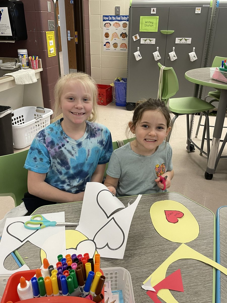 MrsSnooksClass's tweet photo. Buddy class art project 🐝💗 #theMESway https://t.co/SuMrMAGIuc
