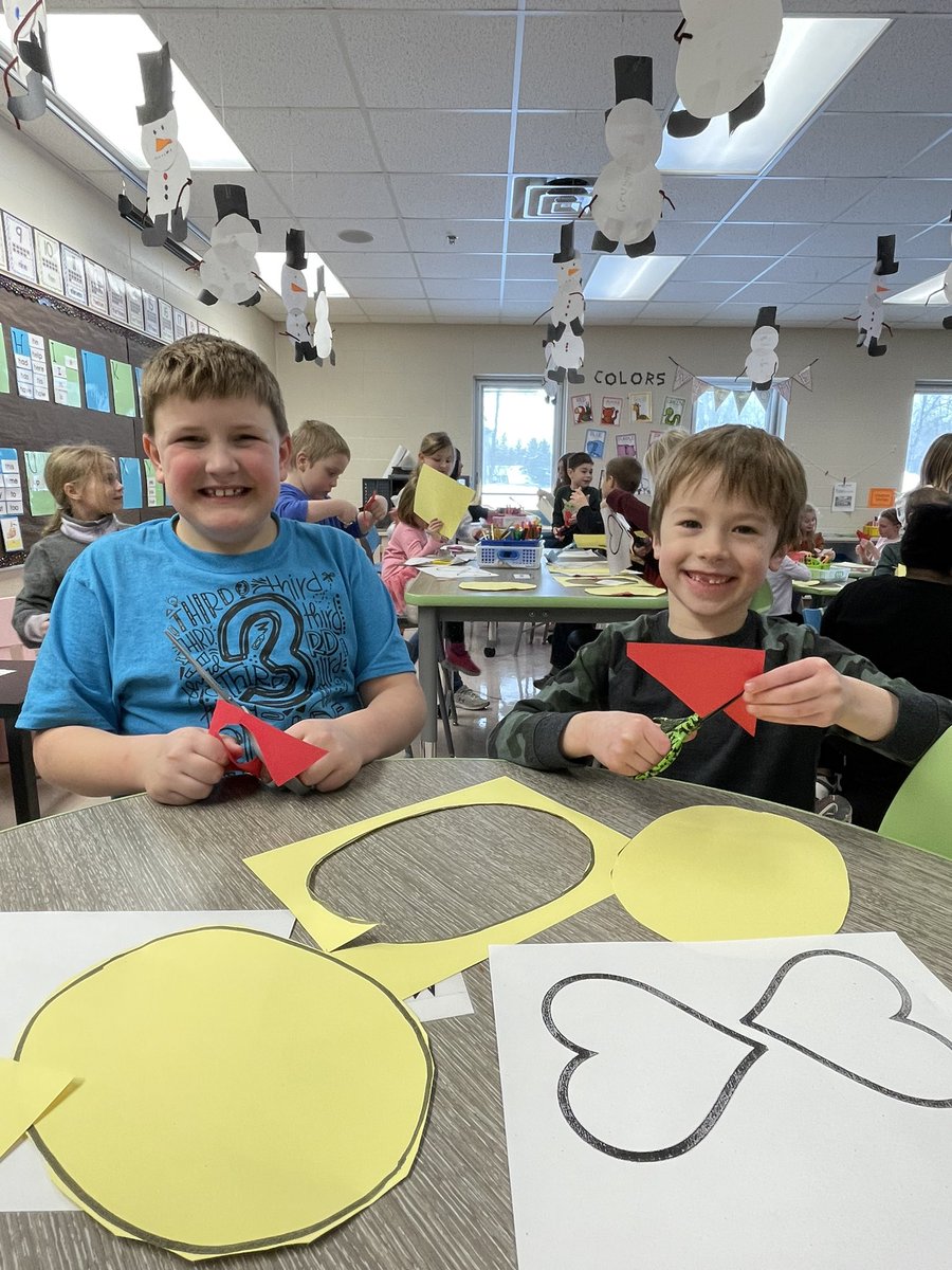 MrsSnooksClass's tweet photo. Buddy class art project 🐝💗 #theMESway https://t.co/McQcNL7Uib