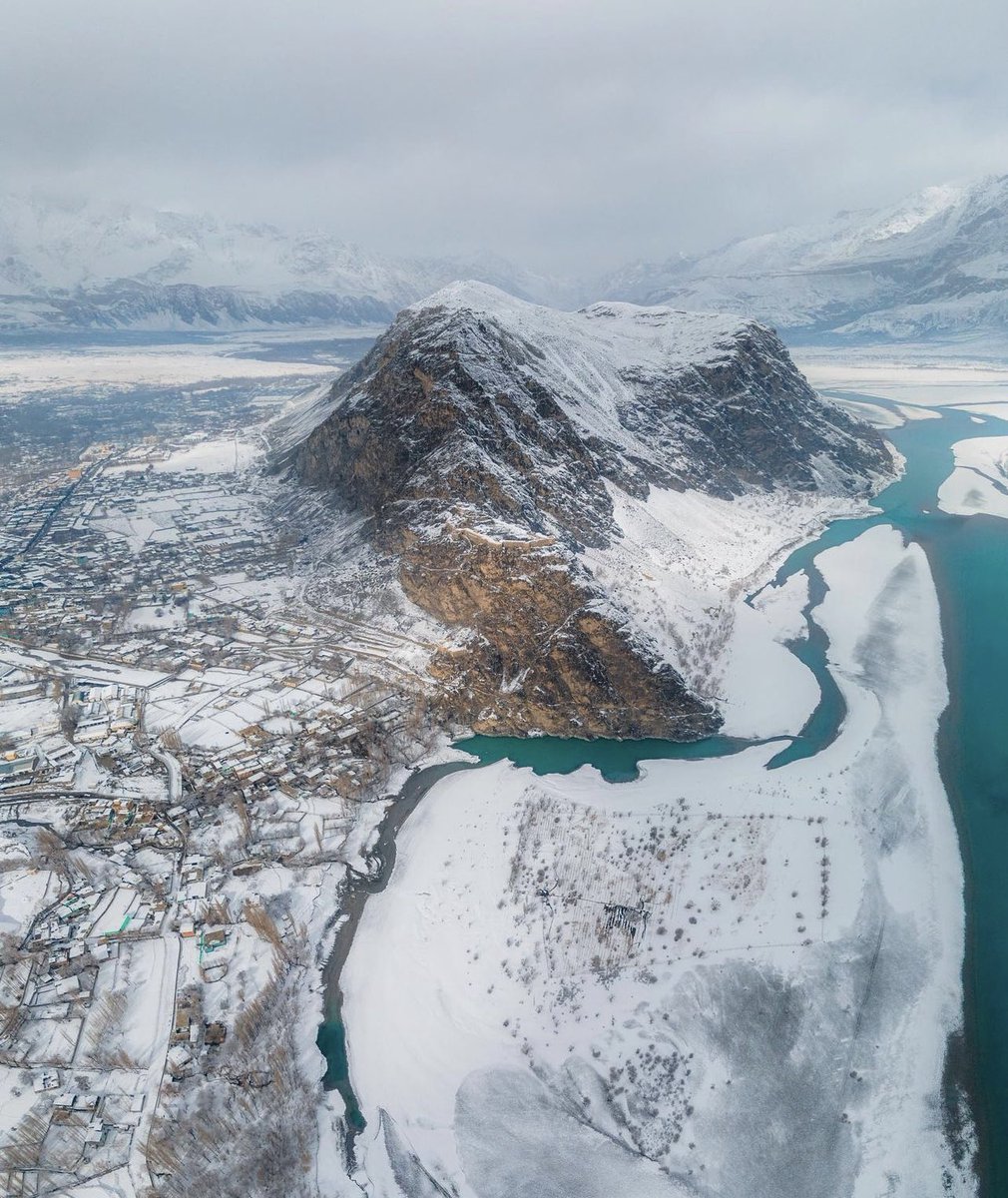 Skardu is blanketed with a heavy layer of snow after a recent snowfall. Truly a breathtaking winter wonderland.

📷 @Abrar_khawja 

#WinterWonderlandGB