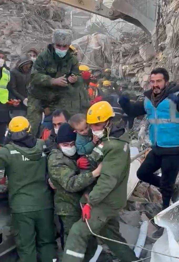 Kahramanmaraş'ta 2 yaşındaki Yavuz, 159 saat sonra enkaz altından gülerek çıktı.