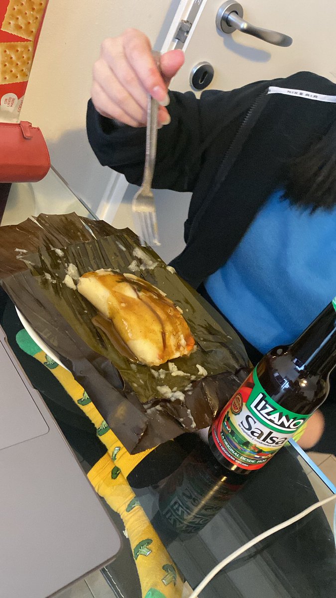 Ash_leonr's tweet photo. Tico que se respeta come tamal en las europas, Jessica estaba demasiado antojada y fue lo primero que tenía que llevar en la maleta, el tamal más internacional llegó sano y salvo hasta Italia jsjsjeie 🇮🇹 🇨🇷 #tamalviajero #tamalenlaseuropas @nie_jessi https://t.co/lnJ2fNQCos