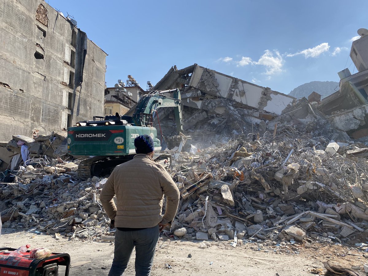 journalistpanda's tweet photo. Defne’de, bir enkazdan 3 kişilik aileyi çıkaran gönüllü ekipler ‘burada kimse kalmadı’ diyerek çalışmayı durduruyor.

Sokaklarda kalan depremzede yakınları aynı binadan ‘yardım edin, buradayım, hayattayım’ seslerini duyarak ekipleri tekrardan çağırdı. Çalışmalar devam ediyor. https://t.co/5PORDN4OEZ