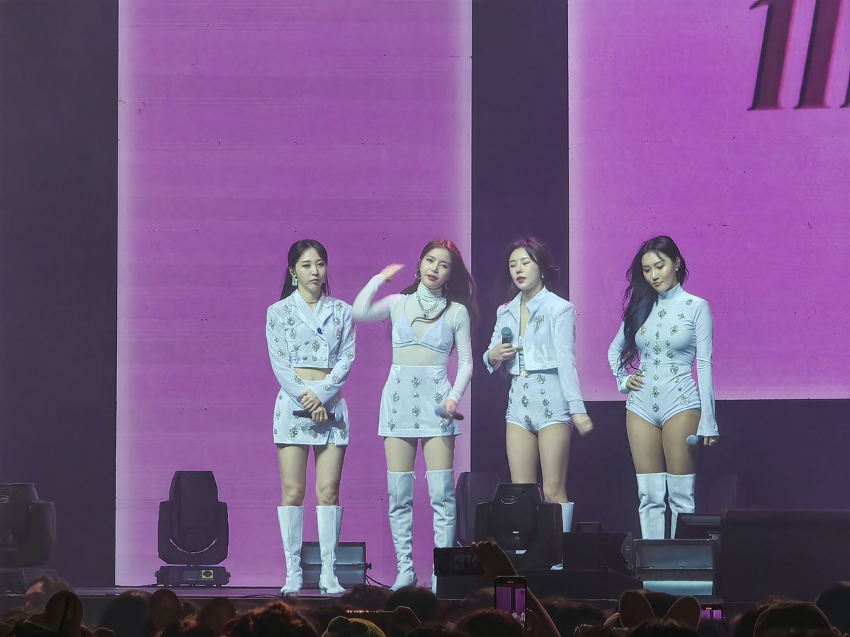 byuliemoon22's tweet photo. So happy to finally meet you Mamamoo. Thank you for the awesome performance tonight. 😘

#MAMAMOOinPH 
#MYCONinMNL https://t.co/zs3Xr9h7gf