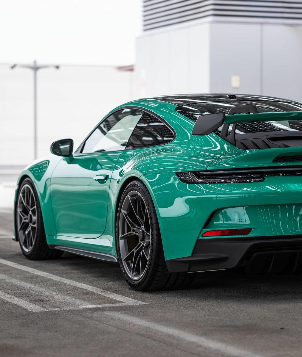 PorscheCIub's tweet photo. Paint-to-Sample Jade Green 992 GT3 https://t.co/3sYEMchoLw
