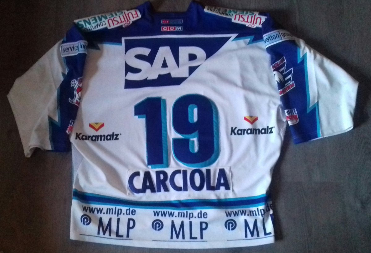 NostalgiaEagle's tweet photo. Der Platz im Schrank schrumpft: #Gameworn Adler Mannheim Jersey, getragen von Fabio Carciola in der letzten Friedrichspark-Saison 2004-05 (auswärts &amp; erste Heimspiele). Photomatched, schöne Wear, Fightstrap abgeschnitten. 2004-05 war Carciolas erfolgreichste Erstligasaison. https://t.co/hgGZ1EQxrO