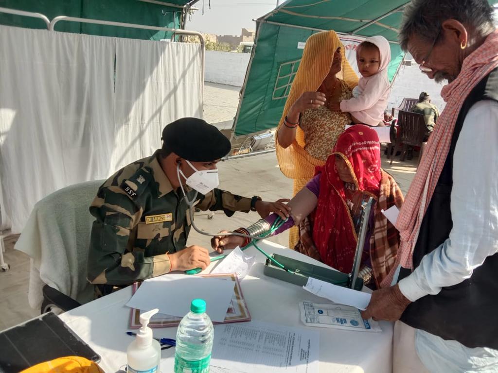BSF_Rajasthan's tweet photo. #BSF 𝐉𝐚𝐢𝐬𝐚𝐥𝐦𝐞𝐫 (𝐍) on 11th Feb 2023, organised a medical camp under 𝐂𝐢𝐯𝐢𝐜 𝐀𝐜𝐭𝐢𝐨𝐧 𝐏𝐫𝐨𝐠𝐫𝐚𝐦𝐦𝐞 at Rohiranwala village #Pokaran. 496 villagers were given treatment, medical consultation &amp; medicines.

#FirstLineofDefence 
#FriendsonBorder https://t.co/YnthfMegrw