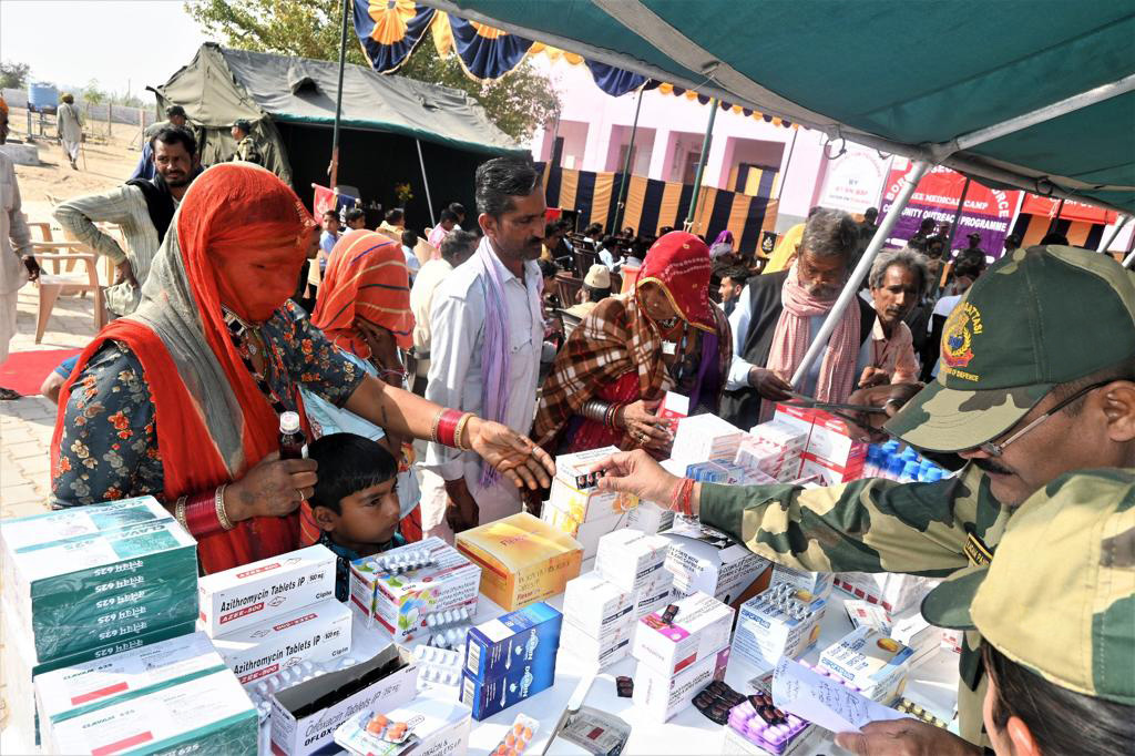 BSF_Rajasthan's tweet photo. #BSF 𝐉𝐚𝐢𝐬𝐚𝐥𝐦𝐞𝐫 (𝐍) on 11th Feb 2023, organised a medical camp under 𝐂𝐢𝐯𝐢𝐜 𝐀𝐜𝐭𝐢𝐨𝐧 𝐏𝐫𝐨𝐠𝐫𝐚𝐦𝐦𝐞 at Rohiranwala village #Pokaran. 496 villagers were given treatment, medical consultation &amp; medicines.

#FirstLineofDefence 
#FriendsonBorder https://t.co/YnthfMegrw