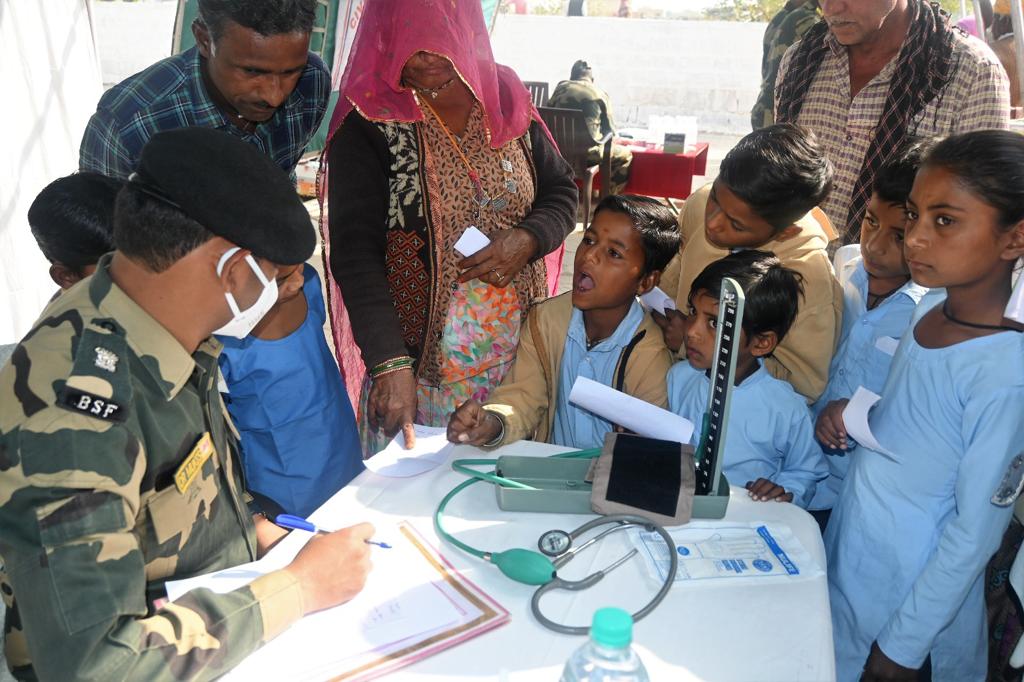 BSF_Rajasthan's tweet photo. #BSF 𝐉𝐚𝐢𝐬𝐚𝐥𝐦𝐞𝐫 (𝐍) on 11th Feb 2023, organised a medical camp under 𝐂𝐢𝐯𝐢𝐜 𝐀𝐜𝐭𝐢𝐨𝐧 𝐏𝐫𝐨𝐠𝐫𝐚𝐦𝐦𝐞 at Rohiranwala village #Pokaran. 496 villagers were given treatment, medical consultation &amp; medicines.

#FirstLineofDefence 
#FriendsonBorder https://t.co/YnthfMegrw