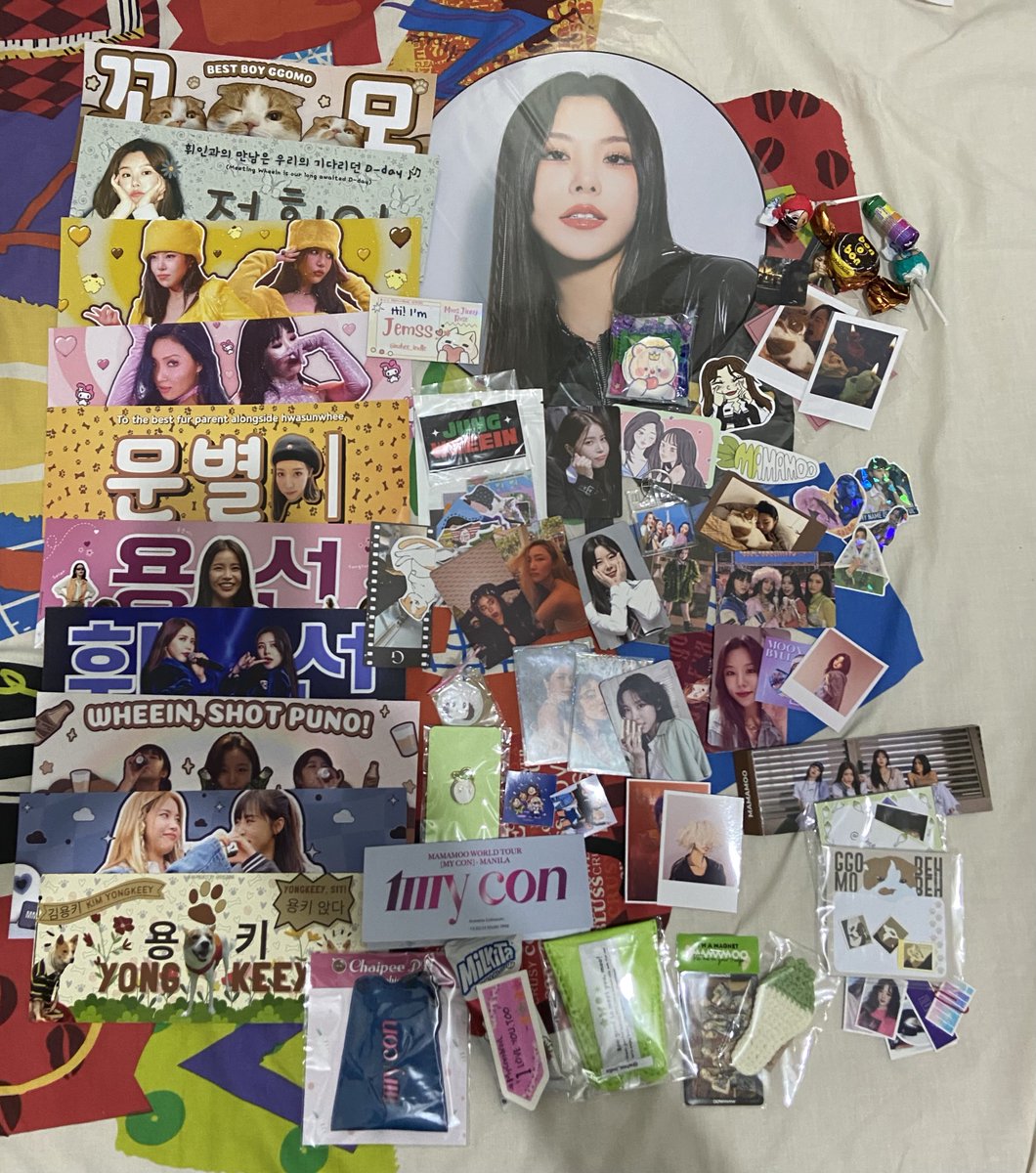 whee_indle's tweet photo. boogsh ang daming banner AKDHWJDJ😭 dapat kumuha na din pala ako ng hwasa🥹 TYSM FOR ALL OF THESE FREEBIES AND kay @luthorbyul for helping me with the wheein picket😭😭😭🫶🏻 https://t.co/uuKnQHmfP6