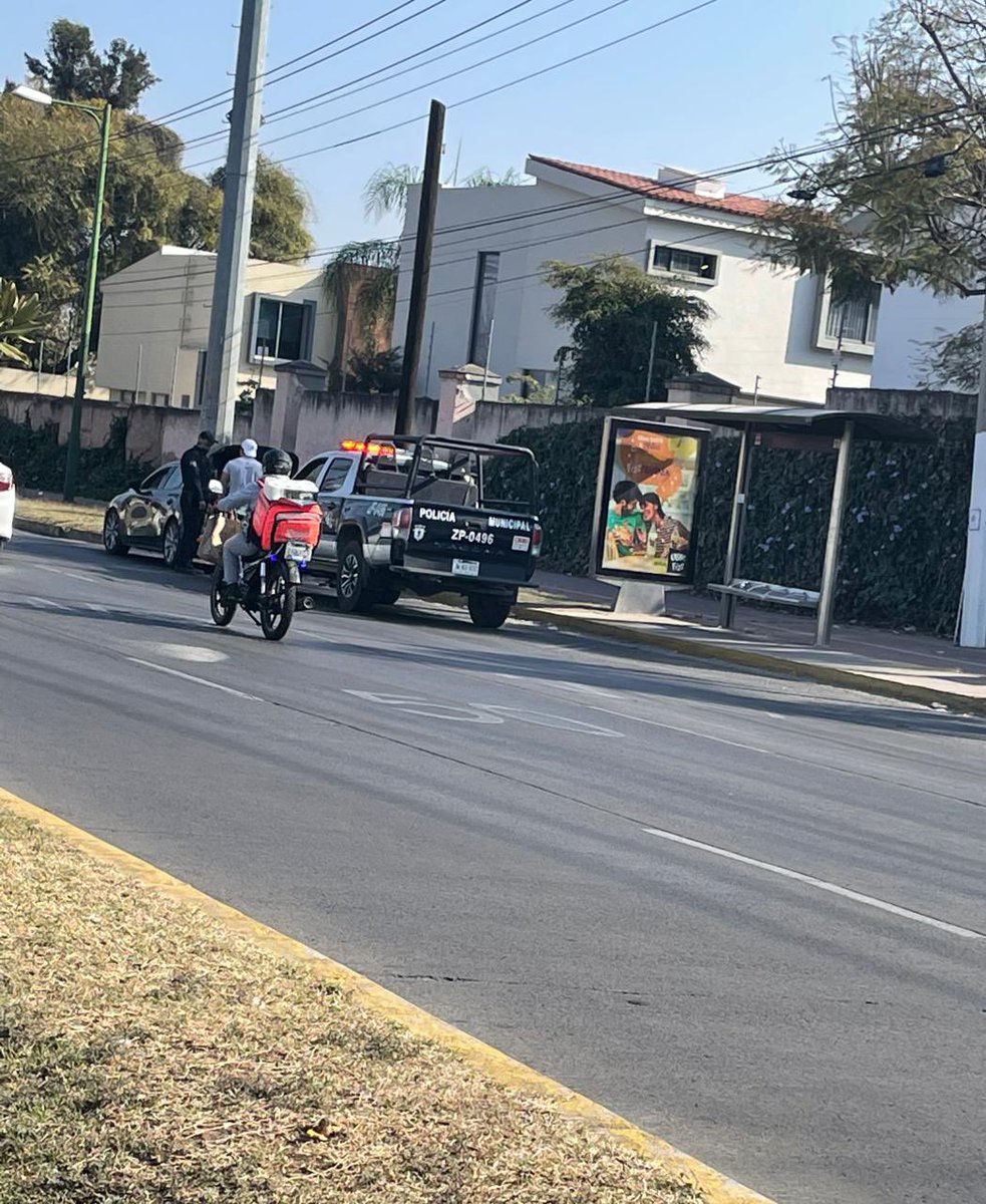 clsham's tweet photo. @perro1965 @PoliciaZapopan @JuanJoseFrangie @CEDHJ @ITESO @ManuelHerreraV Justo está sucediendo esto/10.04 am
Mismo lugar- me acaban de pasar esta foto, Av Aviación, afuera de Valle Real @JuanJoseFrangie @PoliciaZapopan https://t.co/RXTqqhbIj5