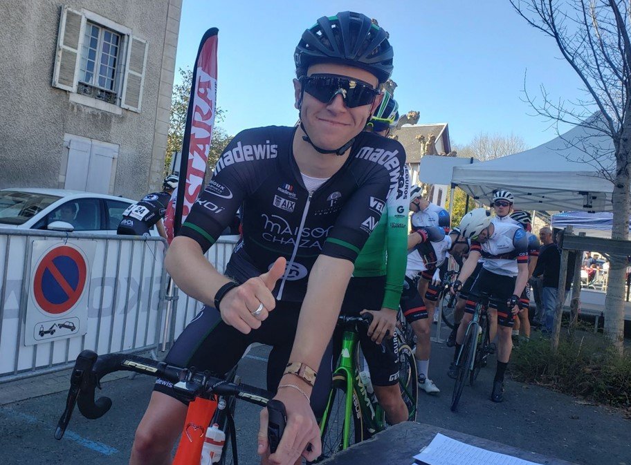 OLIVER KNIGHT SIGNE LE DOUBLE EN TERRE BASQUE Oliver Knight a brillamment conclu les 5 jours des Boucles de l'Essor en s'imposant sur le Trophée de l'Essor après le Tour de Basse Navarre. Thibaud Saint Guilhem (3eme) et Adrien Maire (4ème) terminent en force cette semaine basque.