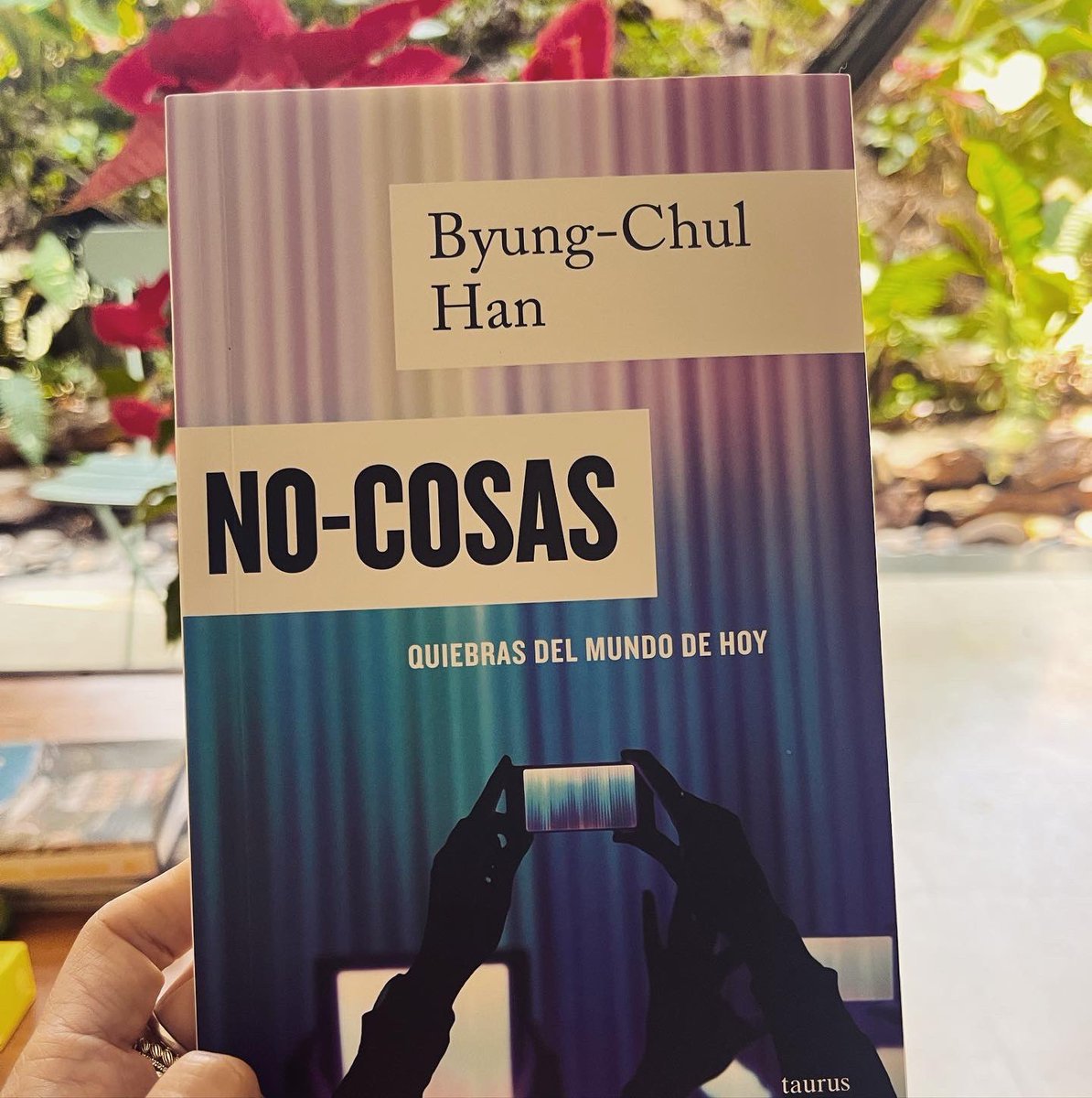 irinamuskus's tweet photo. A propósito de los múltiples posts de ChatGPT y dinosaurios.

NO-COSAS 👌 

“Los medios digitales sustituyen la memoria, sin violencia ni esfuerzo.”

“Como cazadores de información, nos volvemos ciegos a las cosas silenciosas, habituales, que no estimulan pero anclan al ser.” https://t.co/i22dLXHbXp