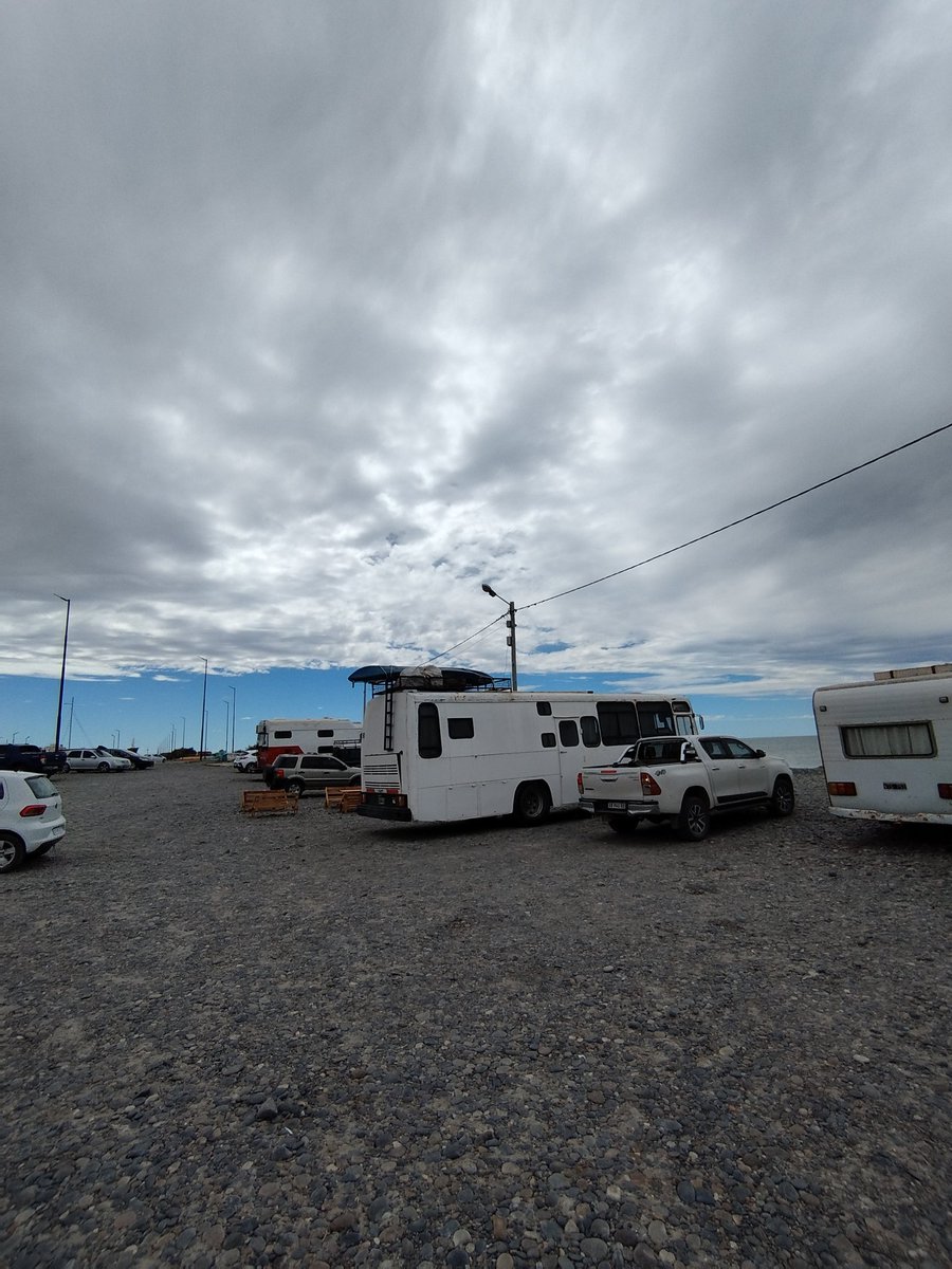 UChubutense's tweet photo. Un desastre el puerto... Lleno de motorhomes.. casillas... Lleno de mugre... Se termina la gestión de @damianbiss y cada vez peor @PlayaUnionRW ... La @MuniRawson ausente total https://t.co/N9bUjehAni