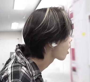 nnikikun's tweet photo. the way ni-ki’s jaw dropped when he saw the set list, so cute 😂😭 https://t.co/zVcFe3vERf