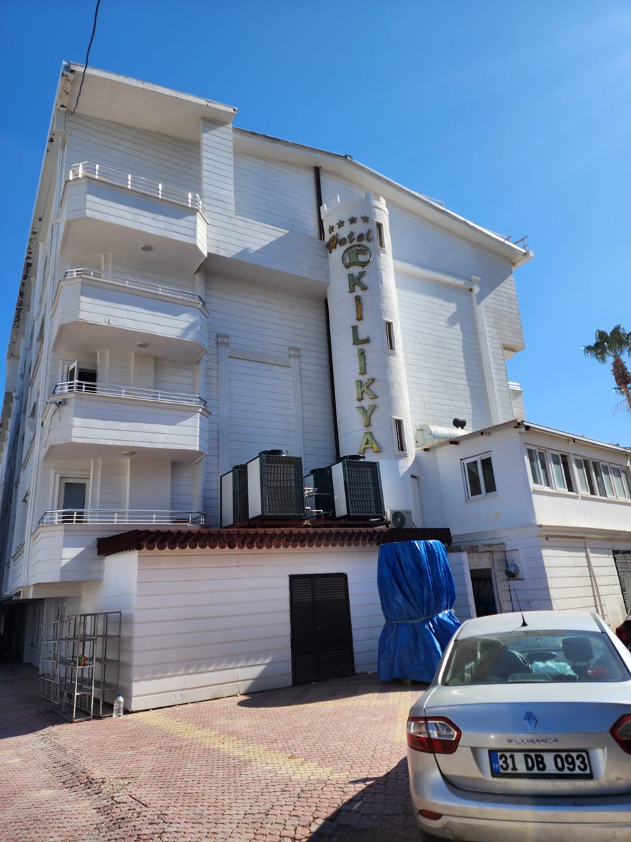 haresurel's tweet photo. Hatay’dan Mersin Kilikya Otel’e alınan depremzedeler önce otelden çıkarılmak istendiler, şimdi de yemek verilmeyeceği söyleniyor ve otel müşterileriyle aralarına brandalar örülüyor.@MersinValiligi @ErdemliKaymakam @ahbap @barisatay @ProfDemirtas https://t.co/HkAVy11JBc
