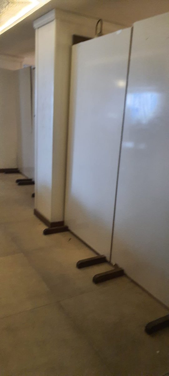 haresurel's tweet photo. Hatay’dan Mersin Kilikya Otel’e alınan depremzedeler önce otelden çıkarılmak istendiler, şimdi de yemek verilmeyeceği söyleniyor ve otel müşterileriyle aralarına brandalar örülüyor.@MersinValiligi @ErdemliKaymakam @ahbap @barisatay @ProfDemirtas https://t.co/HkAVy11JBc