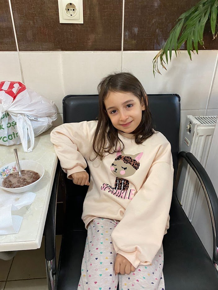 İnci Yurdal , 7 yaşında Hatay/Antakya Akevler Mah. 8. Akevler sokak bina no:4 Alkır Bozkurt Apartmanı göçük altında. Amcası: 05435062785