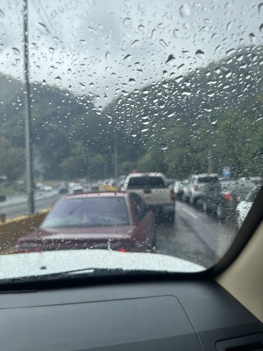 daosar's tweet photo. @victoria1039fm A esta hora retención vehicular a la altura del parque los Ocumitos https://t.co/2sHhRsSObY