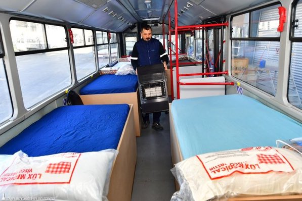 İzmir Büyükşehir Belediyesi, eski körüklü otobüsleri yatakhaneye çevirip deprem bölgesine yolluyor.