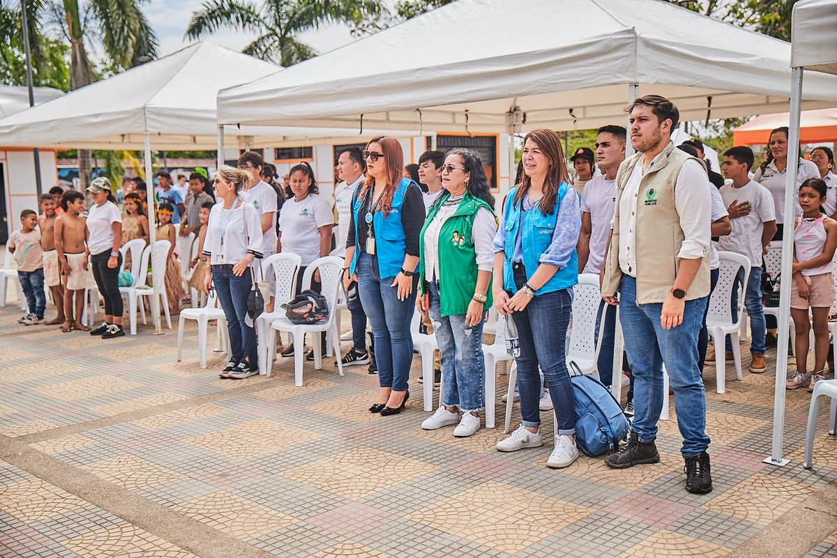 🟢#AEstaHora | Conmemoramos el #DiaDeLasManosRojas en diferentes regiones de nuestro país 🇨🇴. 

Desde #Arauca promovemos  el arte y la fotografía como una forma de consolidar proyectos de vida para la niñez, adolescencia y juventud.

#YoPactoPaz
